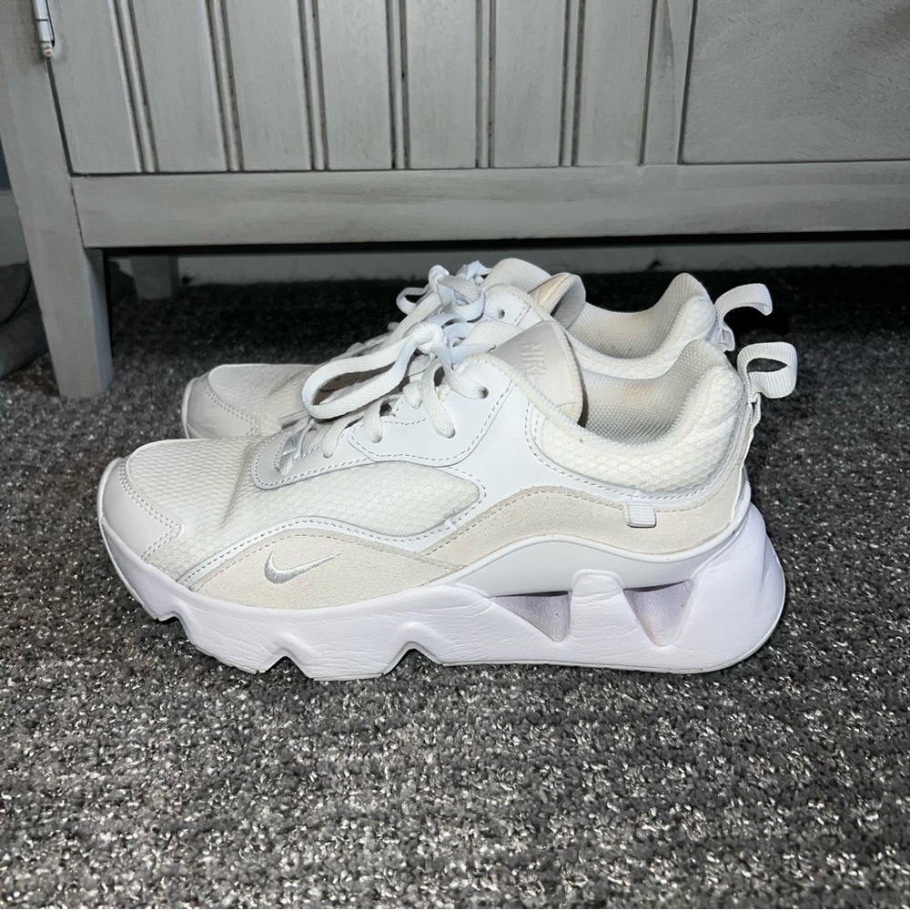 Nike RYZ in white/cream